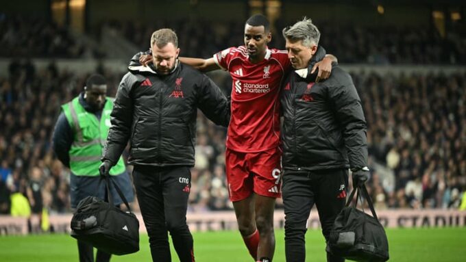 Un joueur de football blessé sur le terrain.