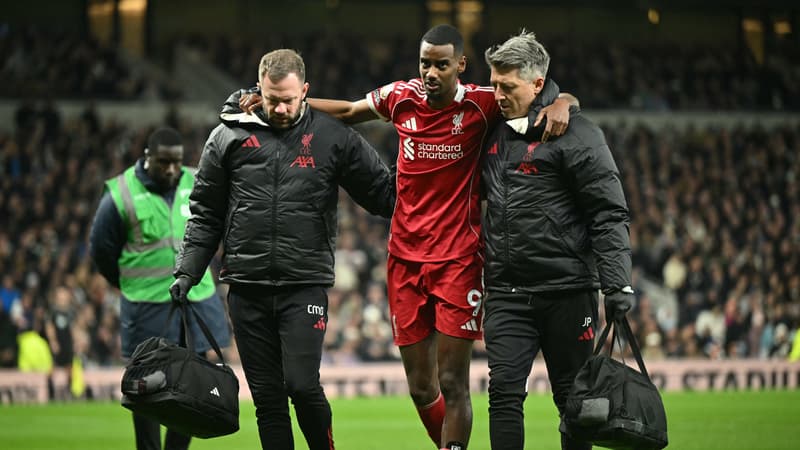 Un joueur de football blessé sur le terrain.