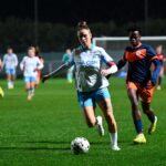 Les jeunes joueuses en formation avec les entraîneurs de l'Olympique de Marseille.