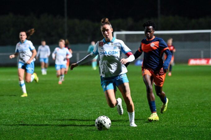 Les jeunes joueuses en formation avec les entraîneurs de l'Olympique de Marseille.