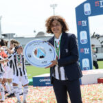 L'entraîneuse italienne Rita Guaríno lors d'un match de la Women's Super League.