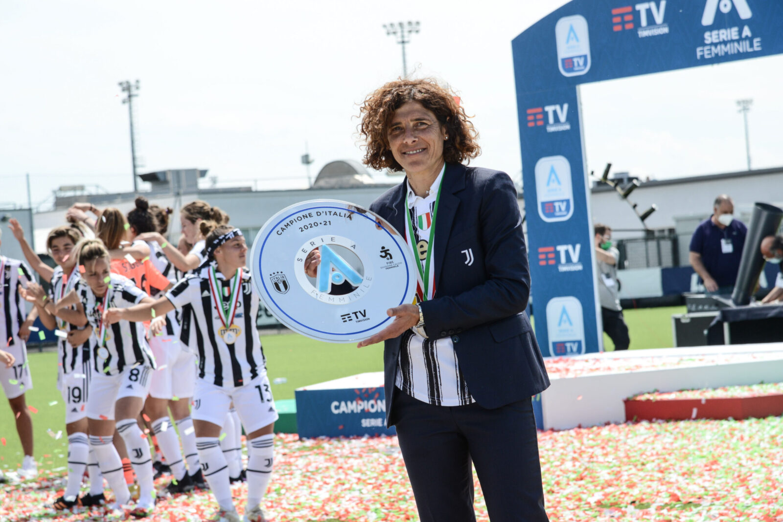 L'entraîneuse italienne Rita Guaríno lors d'un match de la Women's Super League.