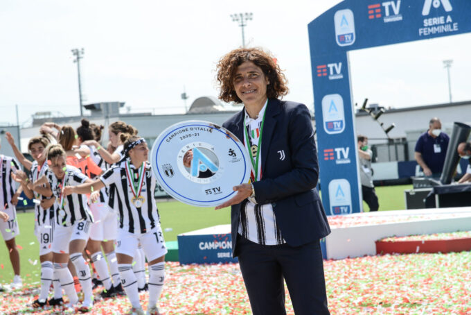 L'entraîneuse italienne Rita Guaríno lors d'un match de la Women's Super League.