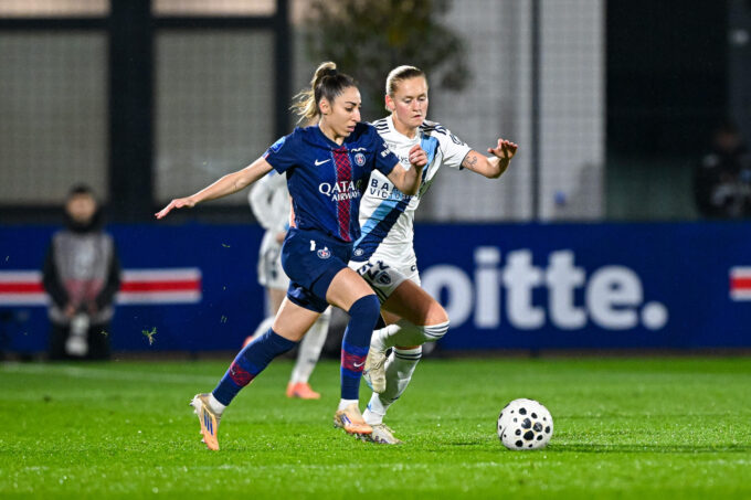 Les joueuses du Paris Saint-Germain et du Paris FC se disputent un ballon sur le terrain.