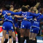 Les handballeuses françaises célèbrent leur victoire contre les Pays-Bas.