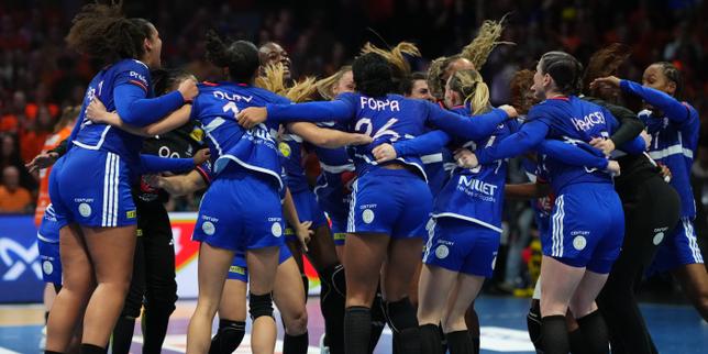 Les handballeuses françaises célèbrent leur victoire contre les Pays-Bas.