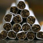 Paquet de cigarettes et cendrier, symbolisant l'augmentation des prix du tabac au Maroc.