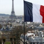 Adolescent utilisant un smartphone, symbolisant l'usage des réseaux sociaux et la législation française.