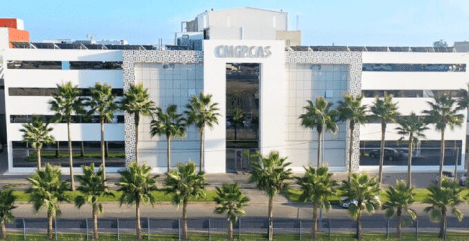 Vue aérienne d'une plaine agricole irriguée au Maroc, avec des infrastructures hydrauliques modernes.