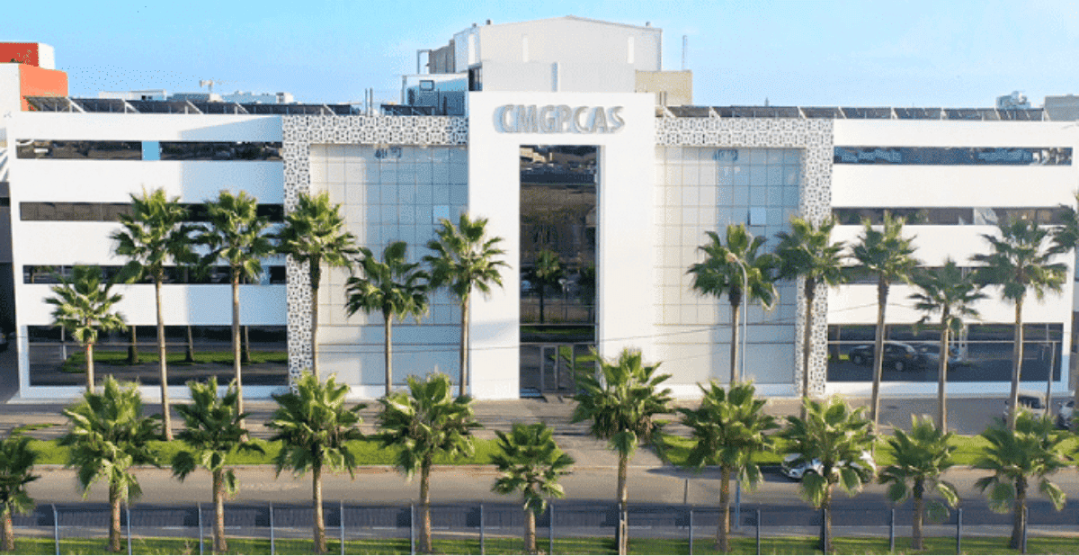 Vue aérienne d'une plaine agricole irriguée au Maroc, avec des infrastructures hydrauliques modernes.