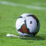 Un joueur de football en action sur le terrain.