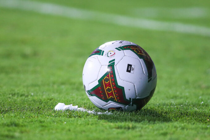 Un joueur de football en action sur le terrain.