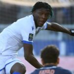 Un joueur de football contrôlé par la police.