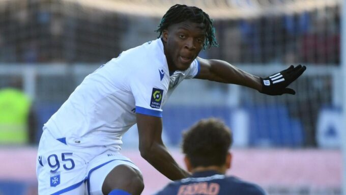 Un joueur de football contrôlé par la police.