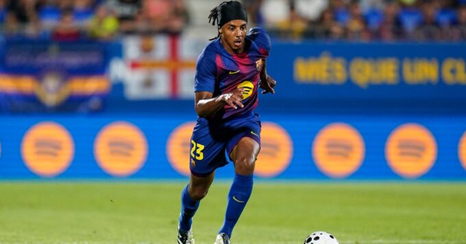 Jules Koundé en action pour le FC Barcelone