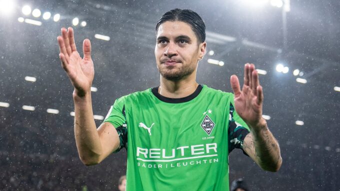 Kevin Diks in action for Borussia Mönchengladbach.