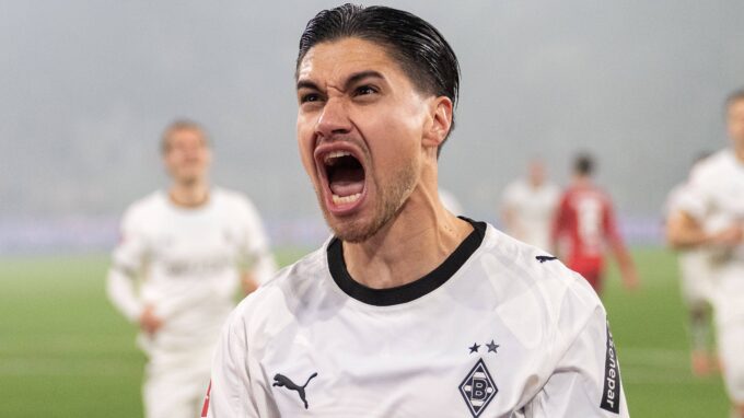 Kevin Diks in action for Borussia Mönchengladbach