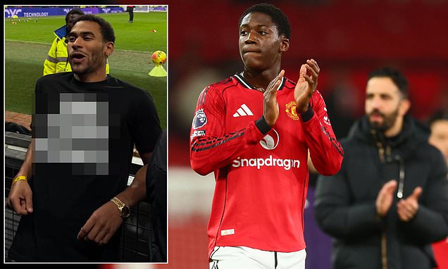 Kobbie Mainoo in action for Manchester United