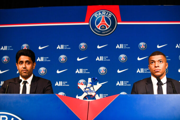 Un joueur de football recevant une bourse de millions d'euros.
