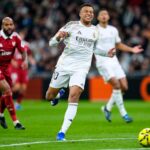 Kylian Mbappé en action contre le FC Séville.