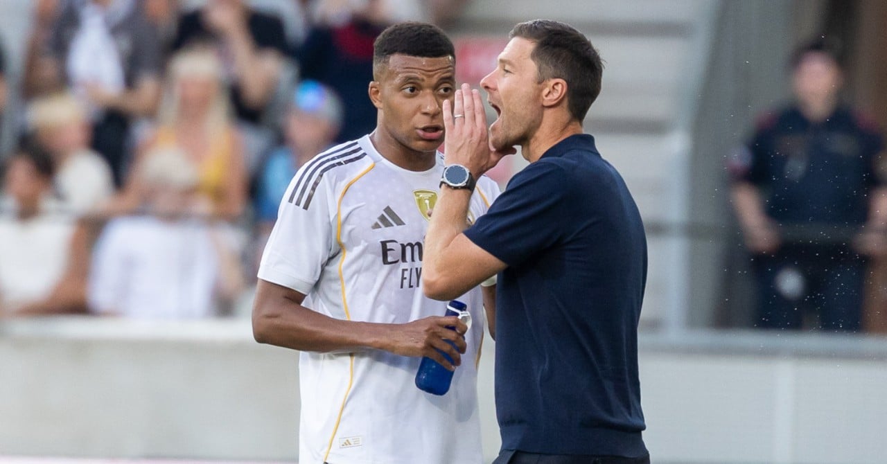 Kylian Mbappé célèbre son record avec son équipe.