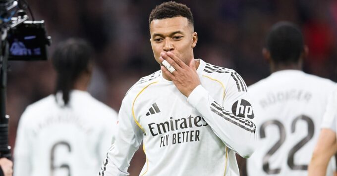 Kylian Mbappé célèbre un but avec le Real Madrid.