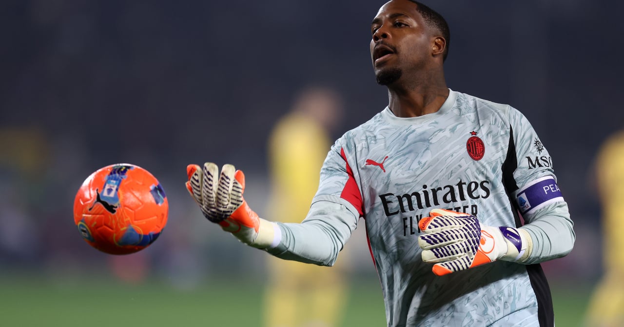 Le gardien français Mike Maignan en action avec l'AC Milan