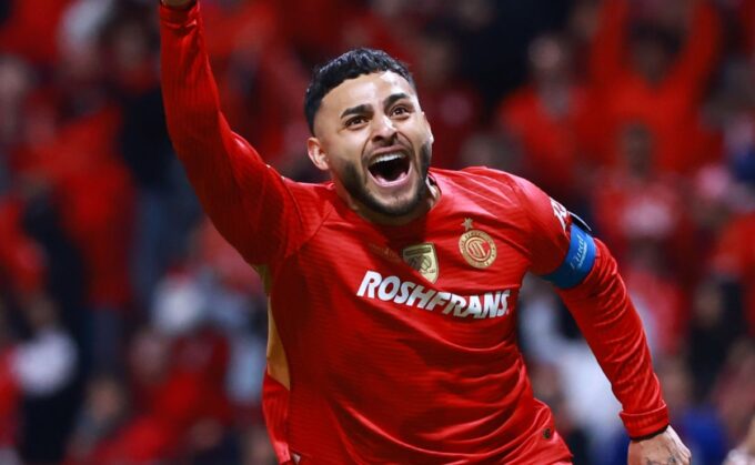 Toluca players celebrate with the trophy after winning the Torneo Apertura 2025 Liga MX.