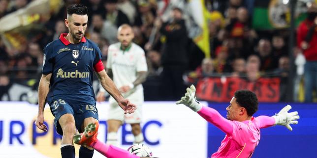 Les joueurs de Lens célébrant leur victoire contre Nice.