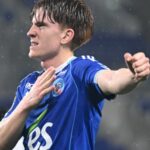 Un joueur de football en action sur le terrain.