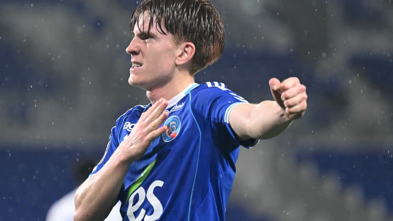 Un joueur de football en action sur le terrain.