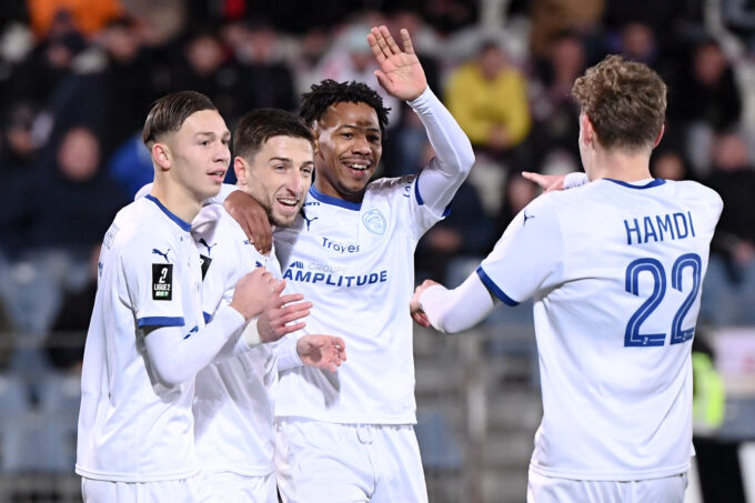 Les joueurs de Troyes célèbrent leur victoire face à Boulogne.
