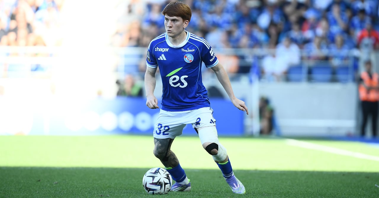 Un joueur du Racing Club de Strasbourg en action sur le terrain.