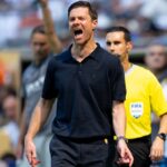 L'entraîneur Xabi Alonso sur le banc de touche.