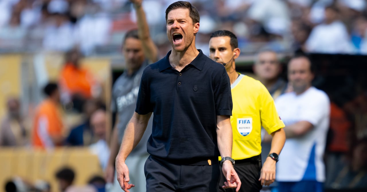 L'entraîneur Xabi Alonso sur le banc de touche.