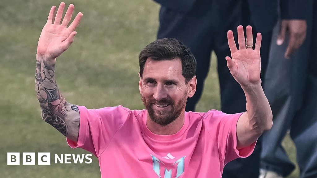 Lionel Messi waving to fans at a stadium in Delhi