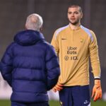 Le gardien français Lucas Chevalier en action pour le Paris Saint-Germain.