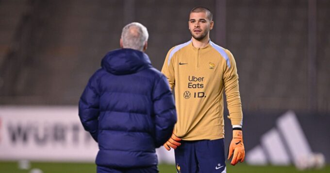 Le gardien français Lucas Chevalier en action pour le Paris Saint-Germain.