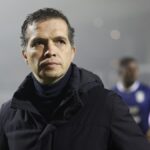 Luis Castro sur le banc d'un stade de football