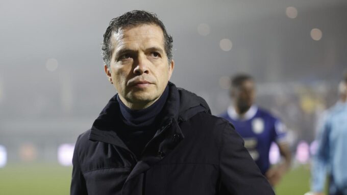 Luis Castro sur le banc d'un stade de football