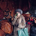 Madonna et ses enfants dégustant du thé marocain dans un riad à Marrakech