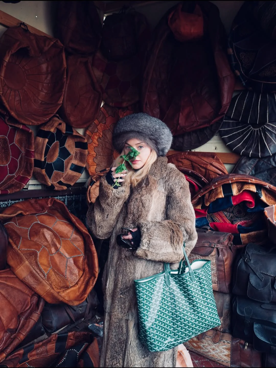 Madonna et ses enfants dégustant du thé marocain dans un riad à Marrakech