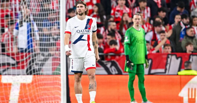 Tensions entre Safonov et Zabarnyi sur la photo officielle du PSG au Qatar.
