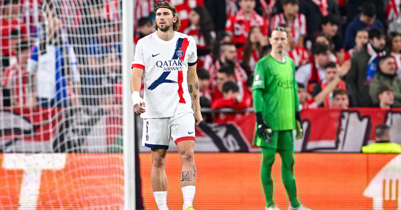 Tensions entre Safonov et Zabarnyi sur la photo officielle du PSG au Qatar.