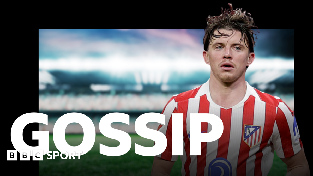 Manchester United players on the pitch.