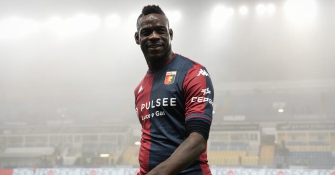 Mario Balotelli en action avec le Genoa.