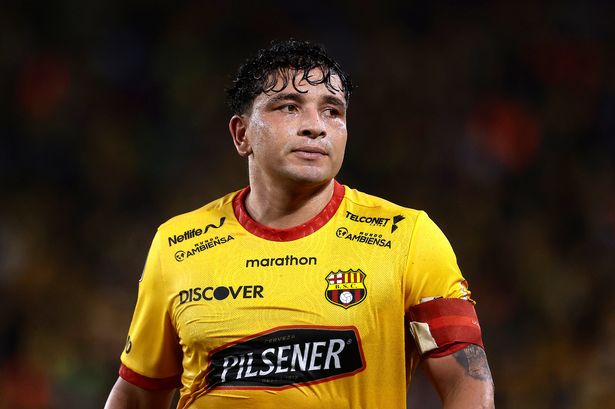 Ecuadorian footballer Mario Pineida, 33, shot dead in drive-by shooting.