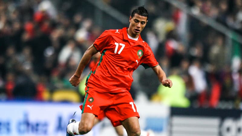 Ancien international marocain Marouane Chamakh sur le terrain du stade Prince Moulay Abdellah de Rabat.