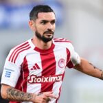 Joueur de football en action sur le terrain