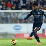 Un jeune attaquant brésilien en train de jouer au football.